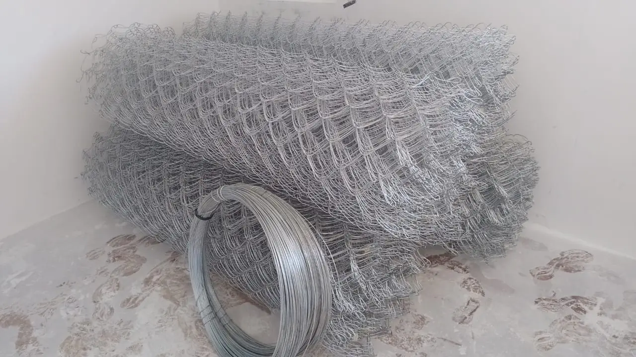 Rolo de tela alambrado galvanizada e arame de tensionamento